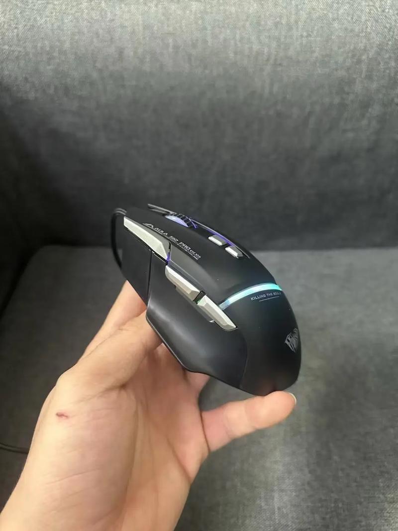玩家使用电竞鼠标射击
