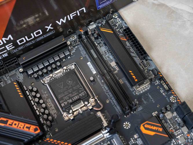 技嘉Z890主板对决：GAMING X WIFI7 vs AORUS MASTER 深度评测