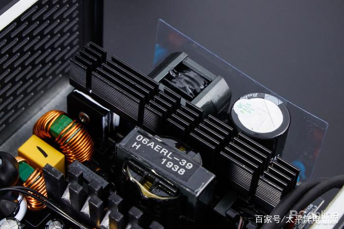 台式机机箱内部电源视图