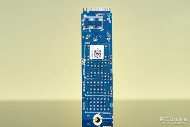 电脑内存条与 SSD 对比