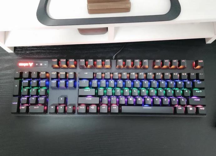 游戏玩家使用机械键盘