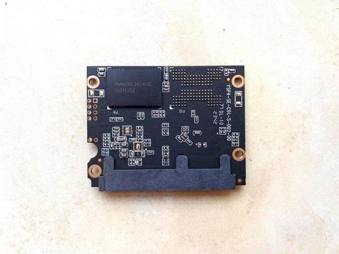 SATA SSD和M.2 NVMe SSD实物对比展示