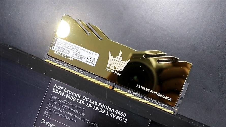 影驰HOF EXTREME vs 紫光藏刃 DDR4 3600 深度对比：旗舰散热与极致性价比对决