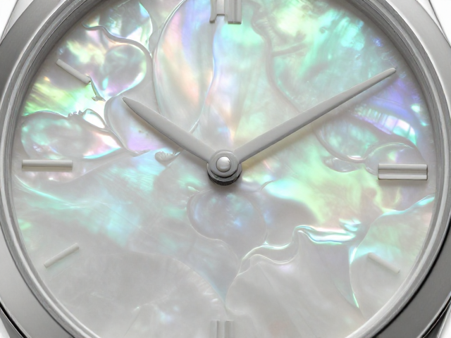 珍珠母贝的天然纹理与色彩变幻
