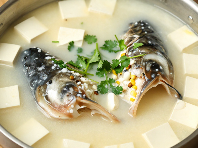 鱼头豆腐汤鲜味秘籍，玉米淀粉勾芡与香菜提鲜的关键