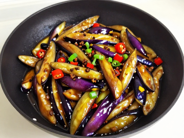 家常小炒秘籍，鱼香茄子搭配豆瓣花椒辣椒，鲜香入味不翻车