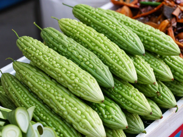 冒菜麻辣烫食材准备，川渝批发市场鲜货采购，重点看丝瓜苦瓜分拣