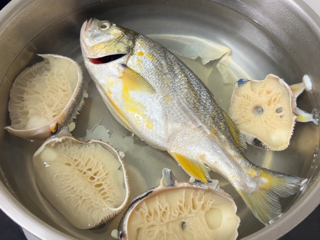 鱼肚烧三鲜的核心食材选择与预处理