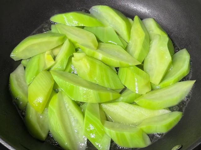 莴笋怎么炒才脆嫩？掌握码味上浆技巧，慢火入味鲜香可口