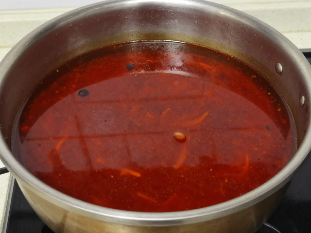 红油色泽的关键在于火候与油温的精准控制