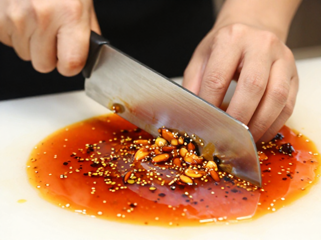 红油菜品制作技巧，改刀便于入味，掌握核心调味比例