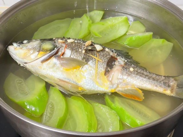 火候控制与泼油技法：锁住鱼香味