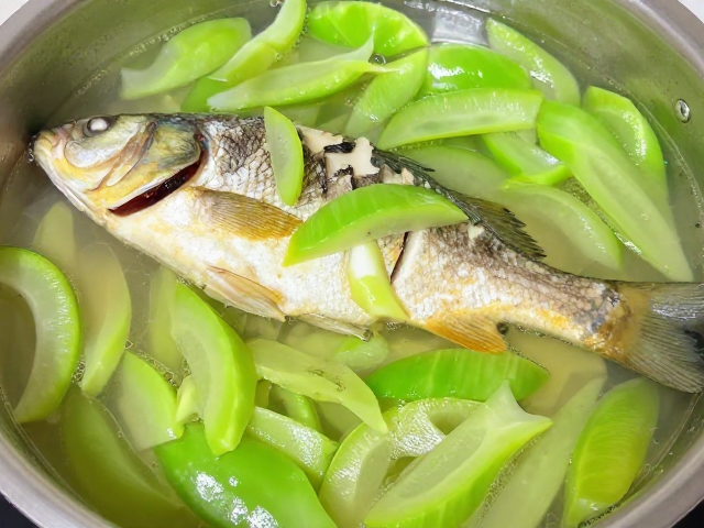 汤底熬制与垫菜逻辑：浓郁与清爽的平衡