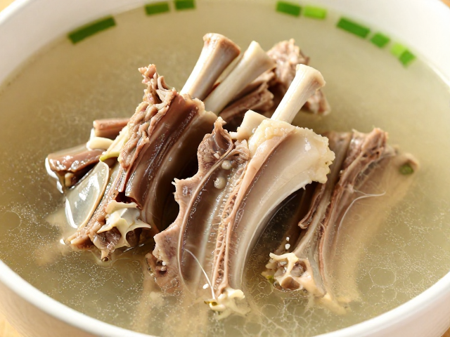 草果羊排汤，暖胃驱寒首选，汤鲜肉嫩不膻味