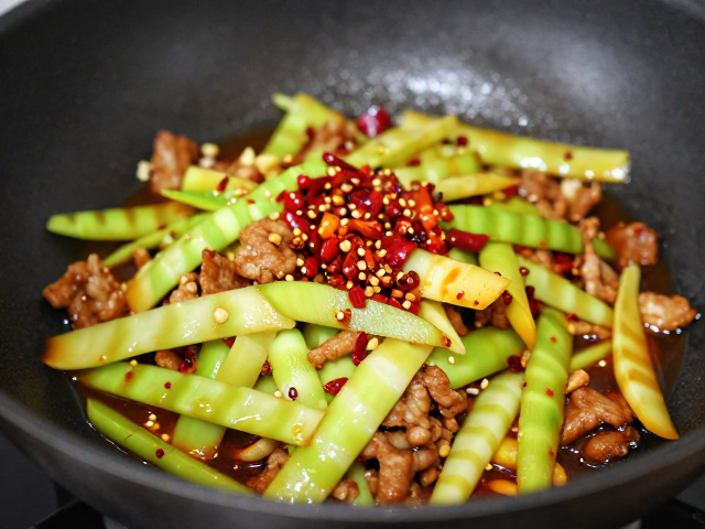 青笋炒肉的火候逻辑与炝锅误区