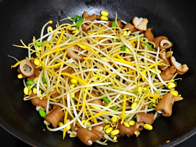 豆芽炒黄喉肥肠，家常味食材的经典组合，低脂高蛋白健康晚餐