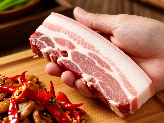 回锅肉的选材与刀工：肥瘦相间的平衡艺术