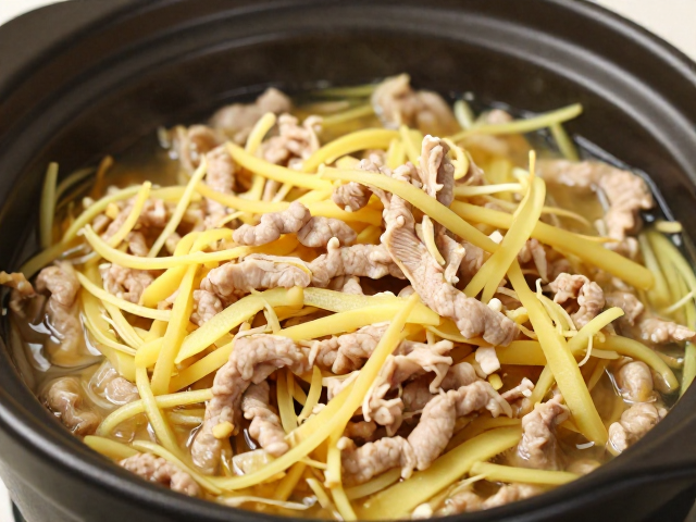 家常砂锅泡姜肉丝做法，肉丝细长入味，火候是关键