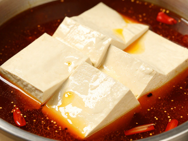 豆腐吸油的特性与底料融合的物理基础