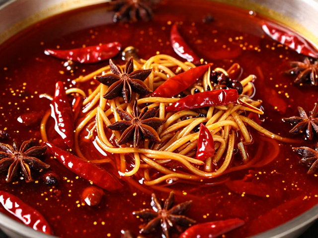 重庆火锅底料的灵魂:豆瓣与红油的交融
