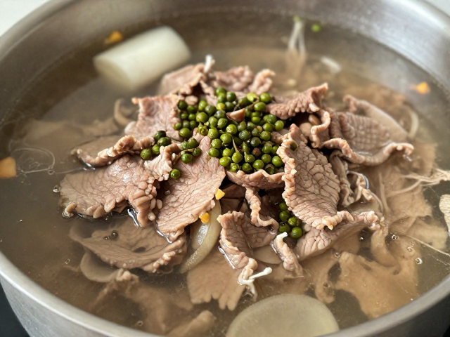 熬汤与炒料：火候掌控下的味觉构建