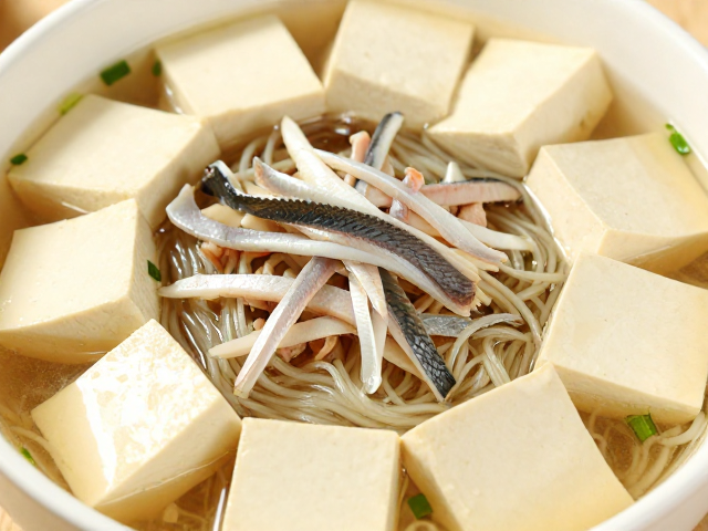 嫩豆腐与鲢鱼丝的热络烹制