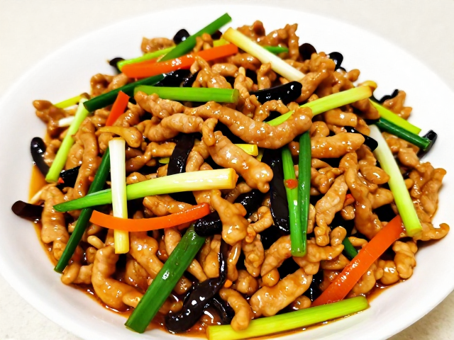 家常鱼香肉丝怎么做？掌握火候与麻辣度，蒜苗更香