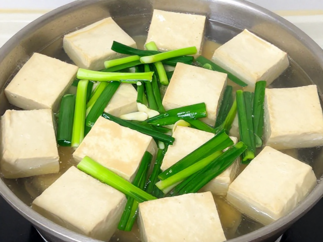 蒜苗与回锅豆腐的风味搭配与火候掌控