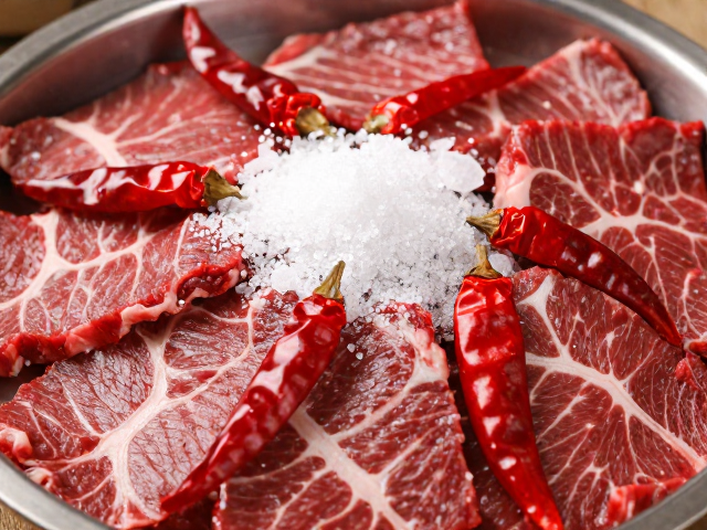 选材与预处理：牛肉纹理与刀工的关键