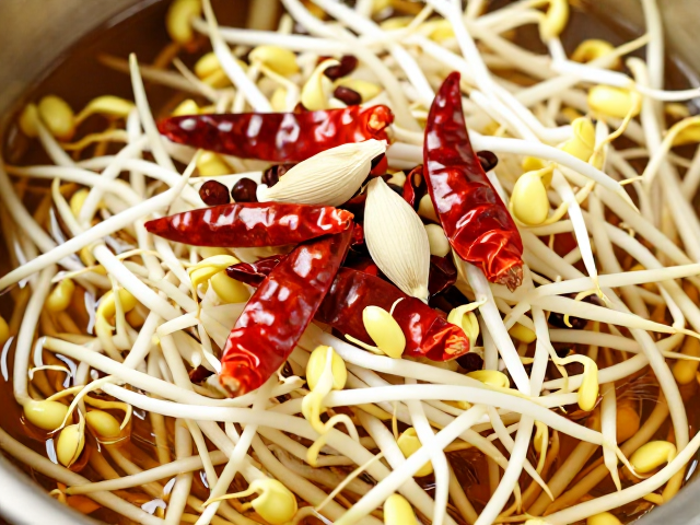 网红水煮鱼食材组合，豆芽、干辣椒、白蔻如何提香去腥？