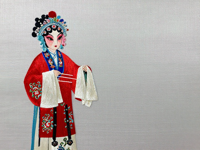 山东鲁绣非遗传承，丝线演绎戏曲人物，传统纹样锁边技术详解