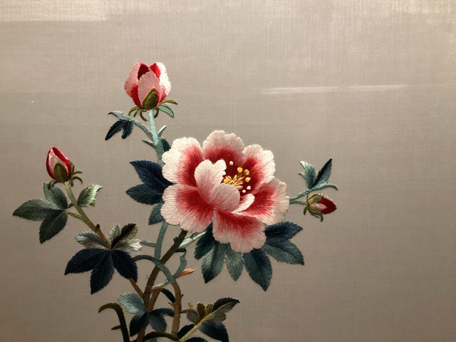 成都蜀锦织绣博物馆探秘，蜀绣晕针与芙蓉花装饰美学