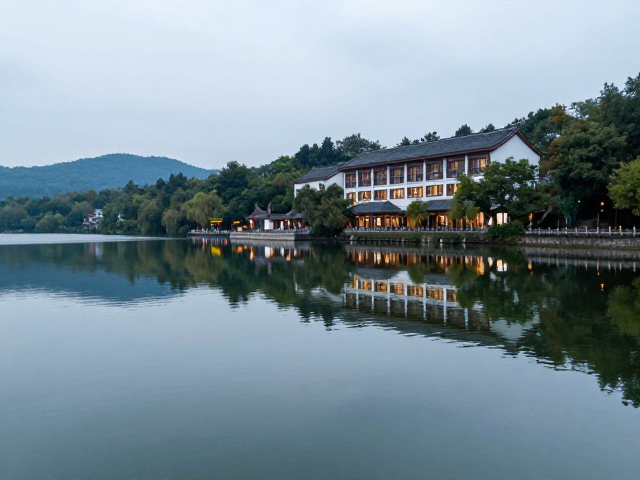 湖边倒影拍摄点揭秘,景区酒店旁的短线穿越与头灯使用