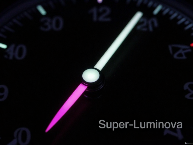 针尾夜光涂层指针搭配Super-LumiNova粉，夜光时针亮度持久不衰减指南