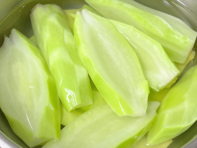 脱水与腌制:锁住脆度的关键步骤