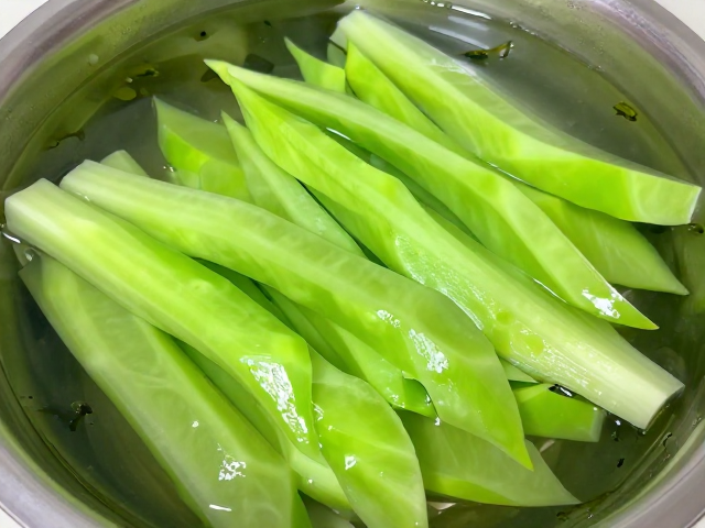 挑选与预处理:决定泡菜脆度的关键一步