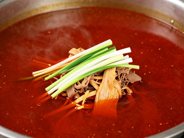 红油菜品制作，食材预处理与小火煸香的关键技巧