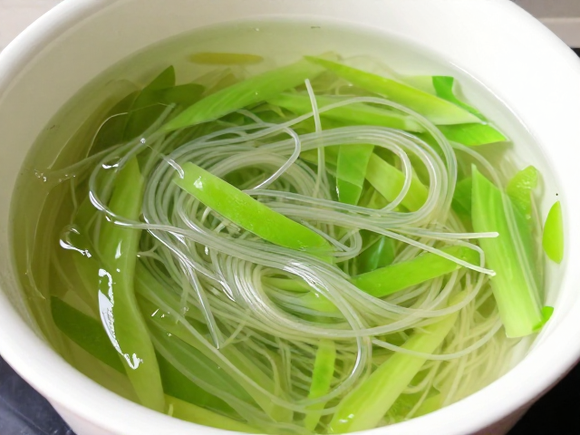 藻类莴笋米粉的营养基底与食材准备