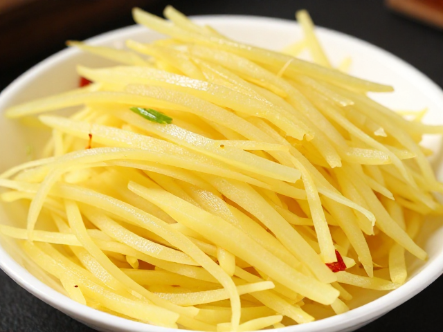 酸辣土豆丝怎么做脆爽？掌握旺火锁鲜技巧，宴席菜品制作零失误