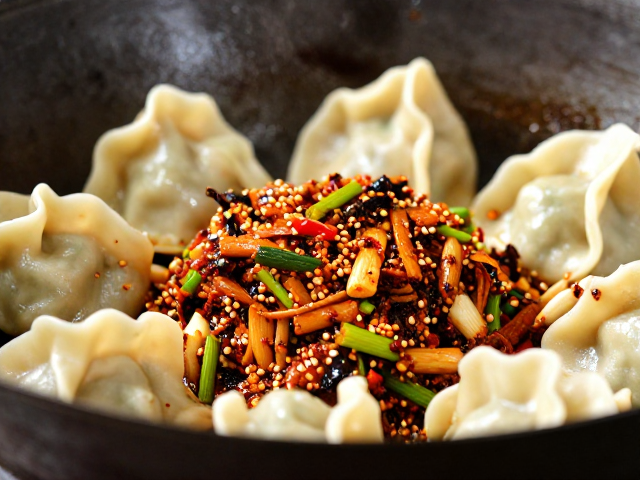 川味面点制作的灵魂：底料的煸炒与火候掌控