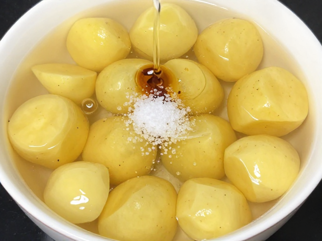 第二步：焯水时加醋与盐，定型保脆提味