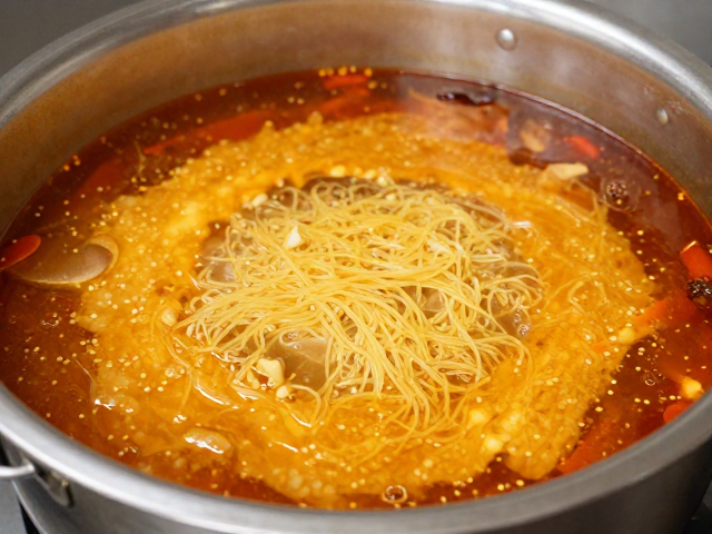 糊辣油的制作与汤底熬煮