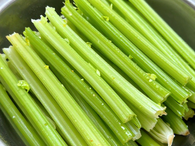 川渝凉拌芹菜的底层逻辑：选材与预处理