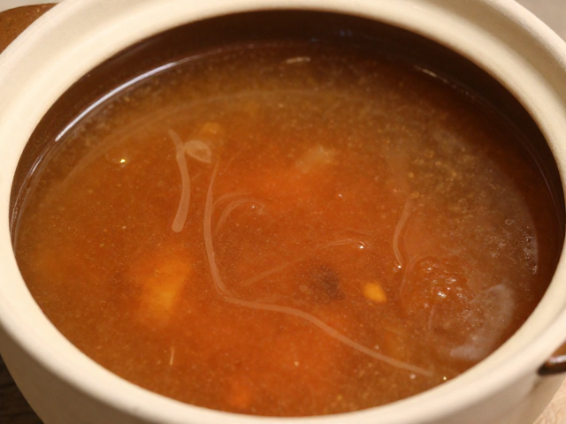 砂锅菜的灵魂，往往藏在那一汪浓稠的碗汁里