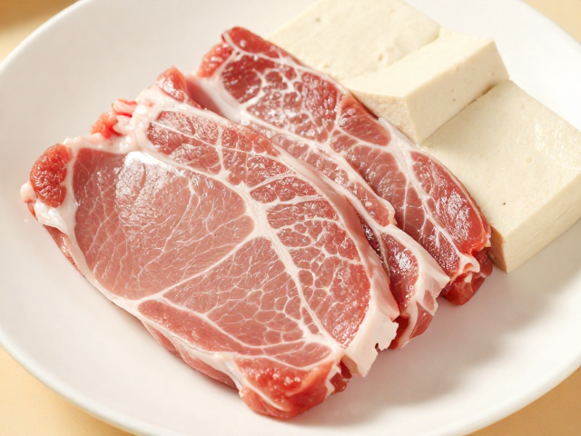 猪排肉质纹理与豆腐搭配，鲜嫩多汁的家常美味做法
