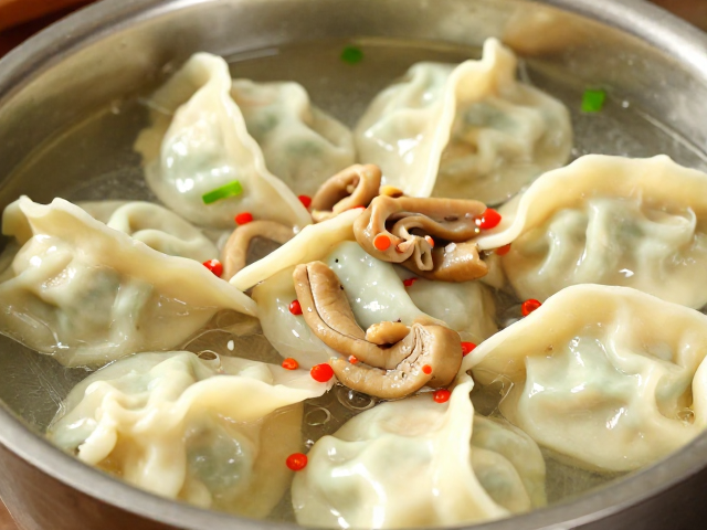 经典小吃如抄手与肥肠的预处理与烹煮