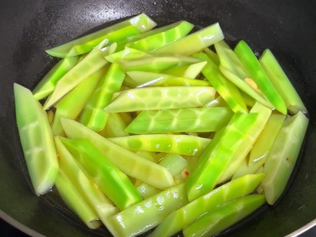 宽油滑炒青笋做麻辣菜，口感脆嫩不吸油，新手零失败教程
