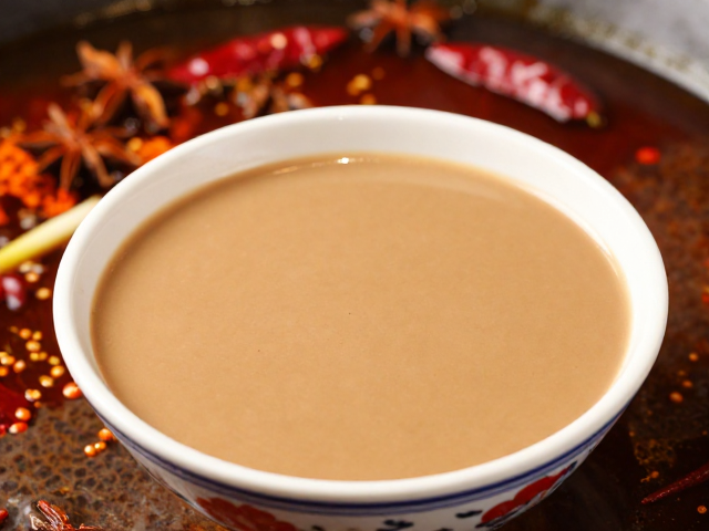 重庆火锅底料的灵魂：牛油与香料的火候博弈