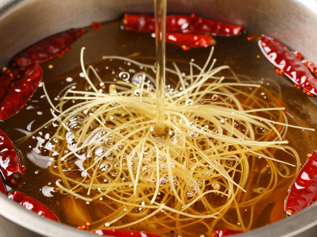 麻辣鲜香的灵魂构建：香料处理与汤底调制