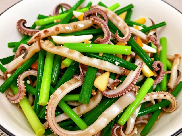 鱿鱼干炒蒜苗做法，姜葱料酒去腥技巧，鲜嫩入味不柴